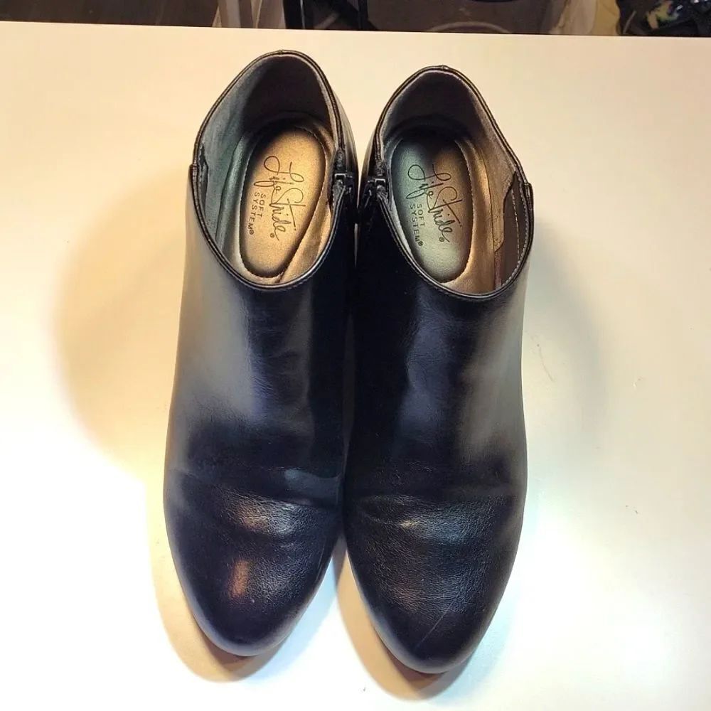 LIFE STRIDE SOFT SYSTEM LEATHER ANKLE POINTED TOE PARIGI BOOTIES